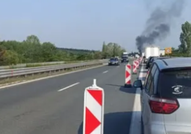 Пуснаха движението на АМ “Тракия“ в района, в който горя кола