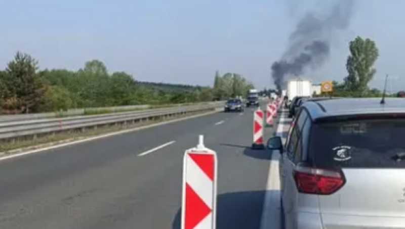 Пуснаха движението на АМ “Тракия“ в района, в който горя кола