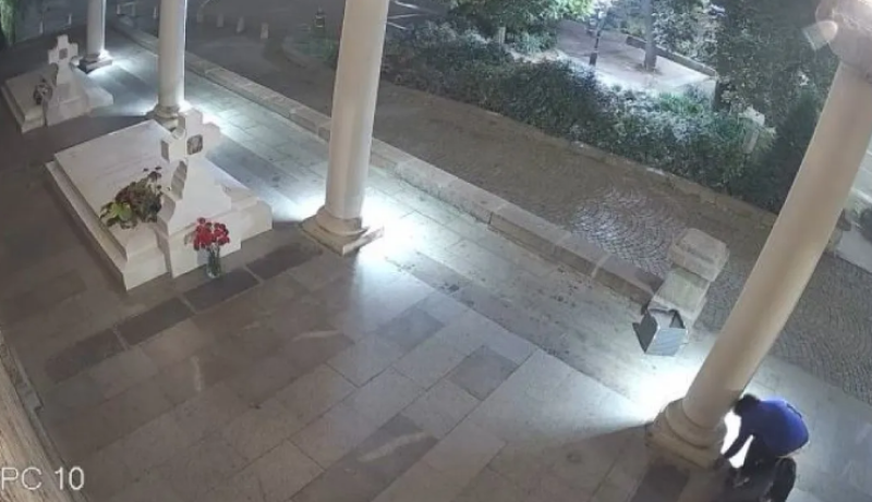 Поругаха гробовете на патриарх Неофит и екзарх Йосиф ВИДЕО