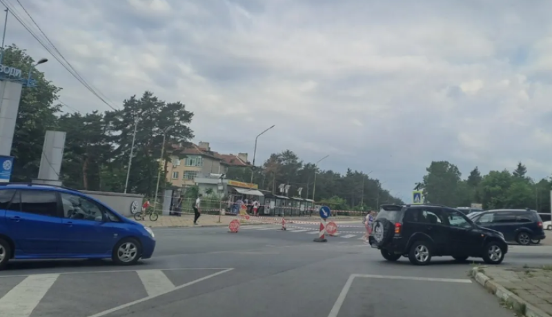 Пропадна част от пътя на изхода на Сопот към Анево