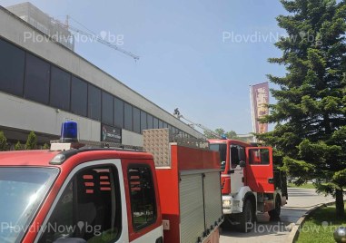 Голям пожар избухна в хотел “Санкт Петербург“ в Пловдив, на метри от бензиностанция ВИДЕО