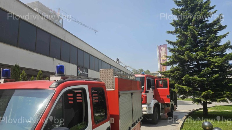 Голям пожар избухна в хотел “Санкт Петербург“ в Пловдив, на метри от бензиностанция ВИДЕО