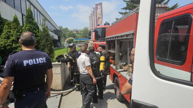Искра подпалила дискотека “Сикретс“ – вътре е имало 20 души СНИМКИ + ВИДЕО
