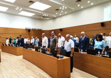 Общинските съветници почетоха с минута мълчание Божана Апостолова