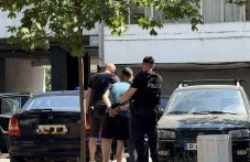 Маскирани полицаи закопчаха двама младежи след акцията в Пловдив, претърсиха адрес в центъра