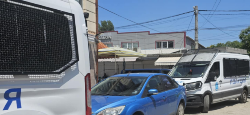 Прокурори и спецполицаи нахлуха в Столипиново