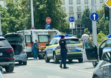 Инцидент в центъра на Пловдив! Качиха човек в линейка, образува се задръстване