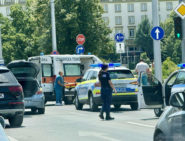 Инцидент в центъра на Пловдив! Качиха човек в линейка, образува се задръстване Инцидент в центъра на Пловдив! Качиха човек в линейка, образува се задръстване