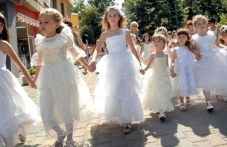 Наближава обичаят „Калиница“, стотици мънички булки ще дефилират