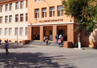Директорът на СУ „Св. Паисий Хилендарски“ изпълни препоръките на РУО- освежи съблекалните и място за хранене