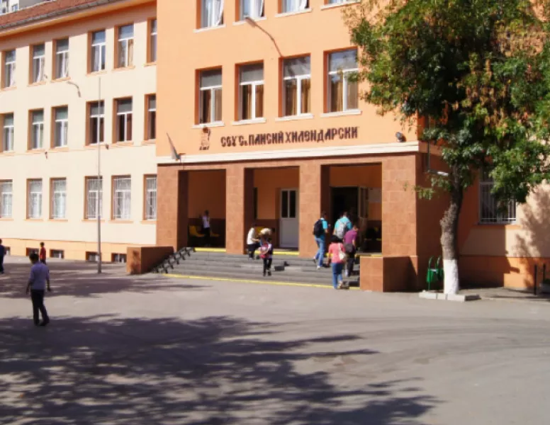 Директорът на СУ „Св. Паисий Хилендарски“ изпълни препоръките на РУО- освежи съблекалните и място за хранене