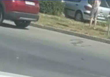 Две коли се удариха, едната буквално „излетя“ върху тревни площи