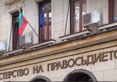 Министерството отрече да има теч на лични данни от Търговския регистър, обвини Google