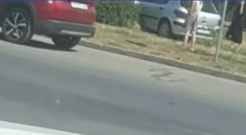 Две коли се удариха, едната буквално „излетя“ върху тревни площи