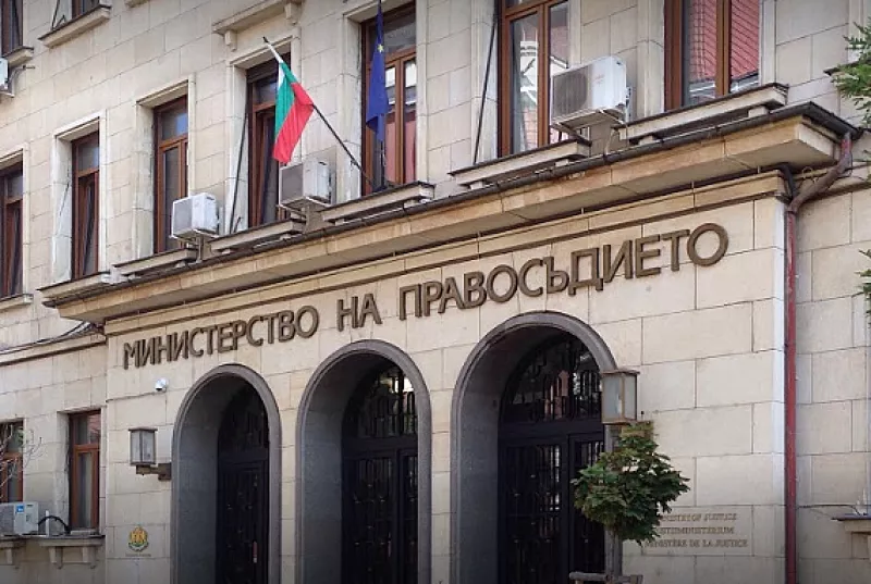 Правосъдното министерство отрече да има теч на лични данни от Търговския регистър, обвини Google