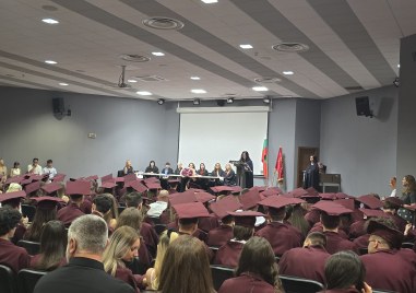 Зрелостниците от Математическата получиха дипломите си, 50 са пълни отличници