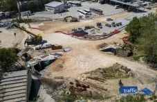 Излива ли се питейна вода край пробива под Централна гара в Пловдив