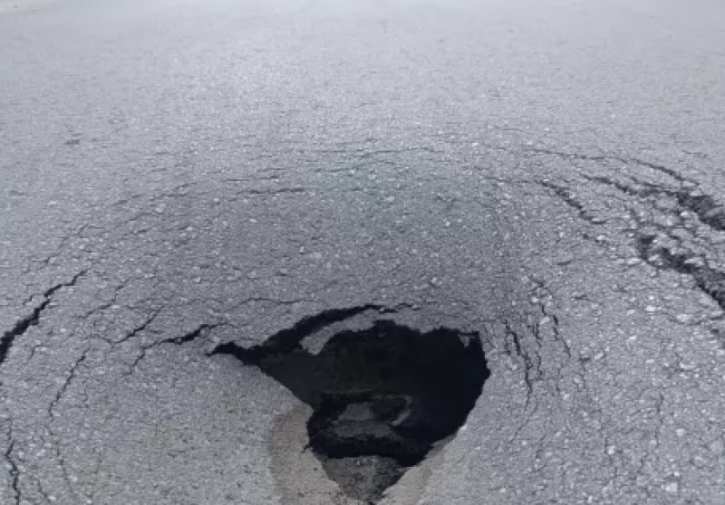 Асфалтът пропадна на улица в Кършияка, зейна дупка