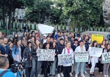 Млади лекари и медицински сестри отново на протест