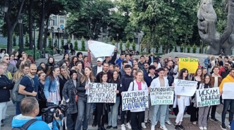 Млади лекари и медицински сестри отново на протест