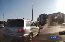 Шофьор камикадзе обърка пътното движение с рулетка, замалко да предизвика меле