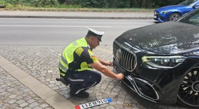 Луксозен Мерцедес остана без номера при полицейска акция в Пловдив