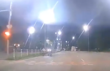 Деца карат тротинетки в насрещното по оживен булевард в Пловдив