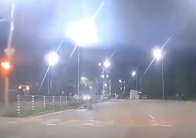 Деца карат тротинетки в насрещното по оживен булевард в Пловдив