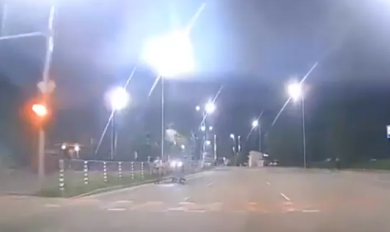 Деца карат тротинетки в насрещното по оживен булевард в Пловдив