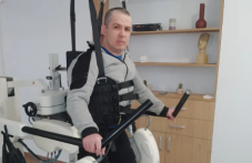 Млад мъж се бори да проходи след тежък инцидент и моли за помощ