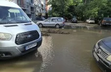 Наводнение на улица в Кючука след ВиК авария, жители останаха без вода