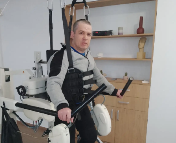 Млад мъж се бори да проходи след тежък инцидент и моли за помощ