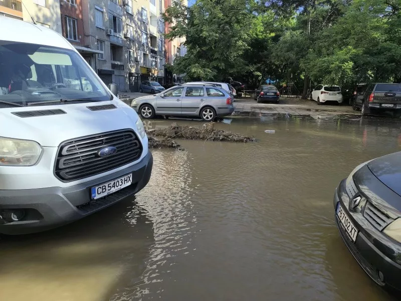 Наводнение на улица в Кючука след ВиК авария, жители останаха без вода