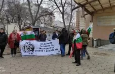 Студенти от ПУ на протест: Увеличаването на таксите не отговаря нито на доходите ни, нито на качеството на образование