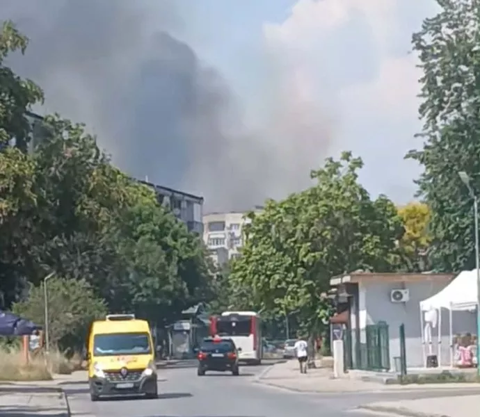 Столипиново отново задушава Пловдив: Пожар гори в етническия квартал
