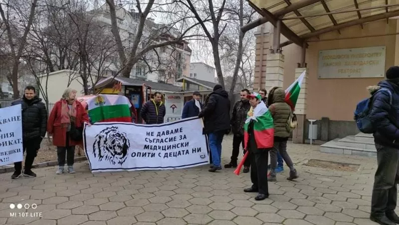 Студенти от ПУ на протест: Увеличаването на таксите не отговаря нито на доходите ни, нито на качеството на образование
