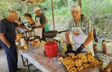 Вкусен и ароматен Празник на мекичките събра стотици хора в Свежен