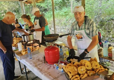 Вкусен и ароматен Празник на мекичките събра стотици хора в Свежен