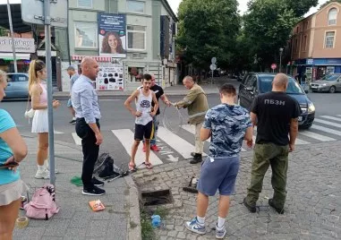 Малко котенце пропадна в шахта, опитват се да го спасят