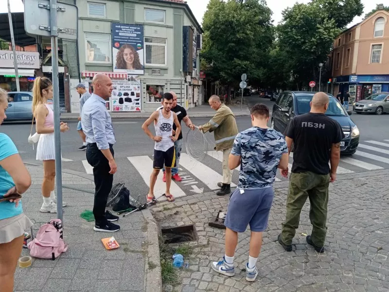 Малко котенце пропадна в шахта, опитват се да го спасят