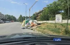 Улица в един от най-застрояваните райони в Пловдив заприлича на бунище, не е чистено от седмица