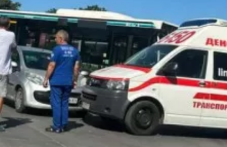 Кола се удари в линейка с включени сирени