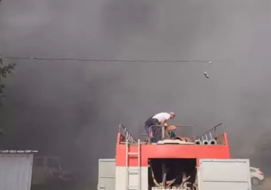 1400 кв. м складове са унищожени от пожар в садовското село Поповица