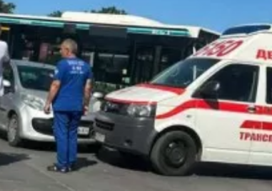 Кола се удари в линейка с включени сирени