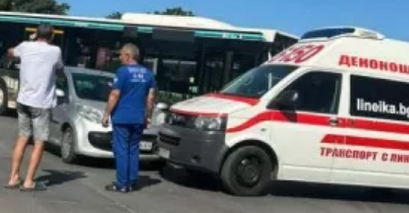 Кола се удари в линейка с включени сирени