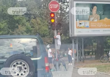 Опасна игра: Деца се катерят по светофар на оживено пловдивско кръстовище