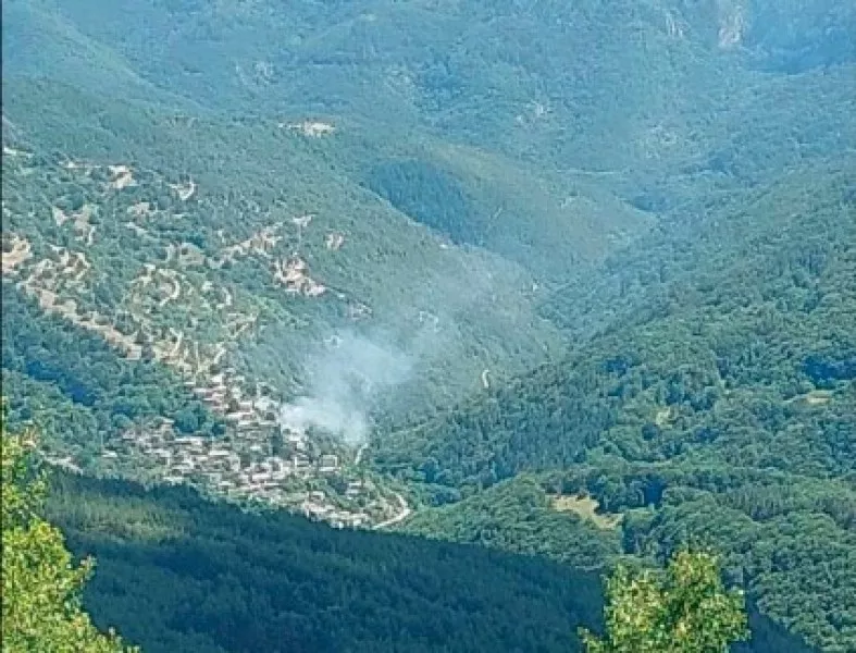Голям пожар в село Косово, над 50 души се борят с огъня