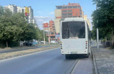 Автобус редовно паркира върху велоалея, твърди пловдивчанин
