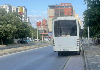 Автобус редовно паркира върху велоалея, твърди пловдивчанин
