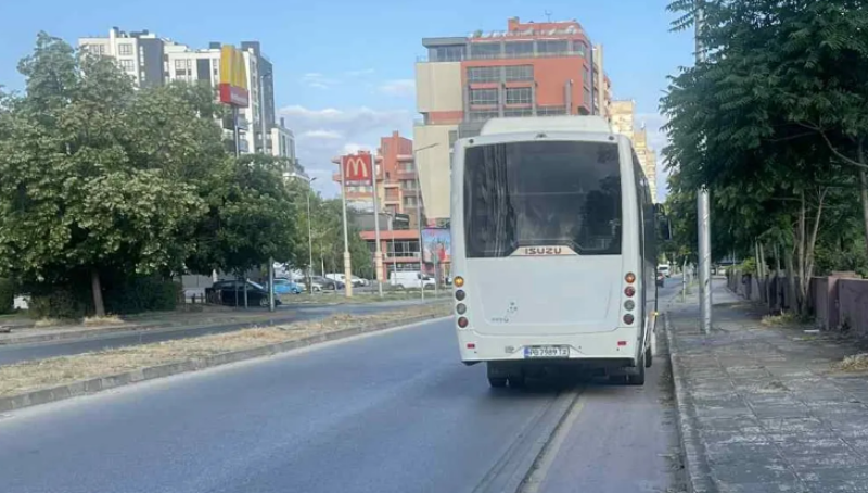 Автобус редовно паркира върху велоалея, твърди пловдивчанин